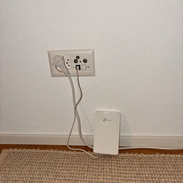 Mount One Access Point Halterung mit Cat6A Ethernetkabel und 90-Grad-Stecker