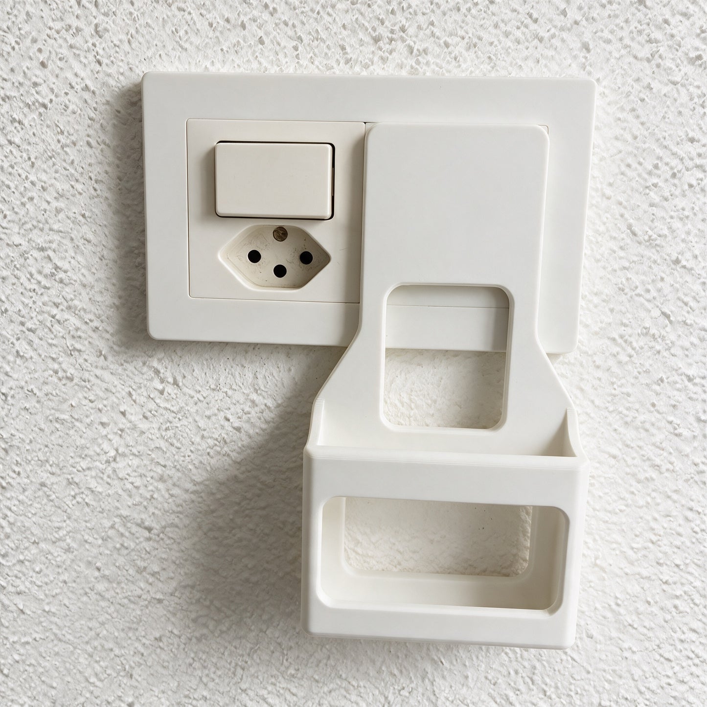 Mount One Phone Dock montiert an Schweizer Steckdosenabdeckung