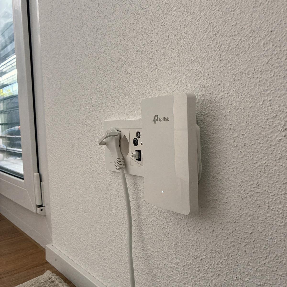 Mount One Double montiert mit TP-Link Access Point Halterung