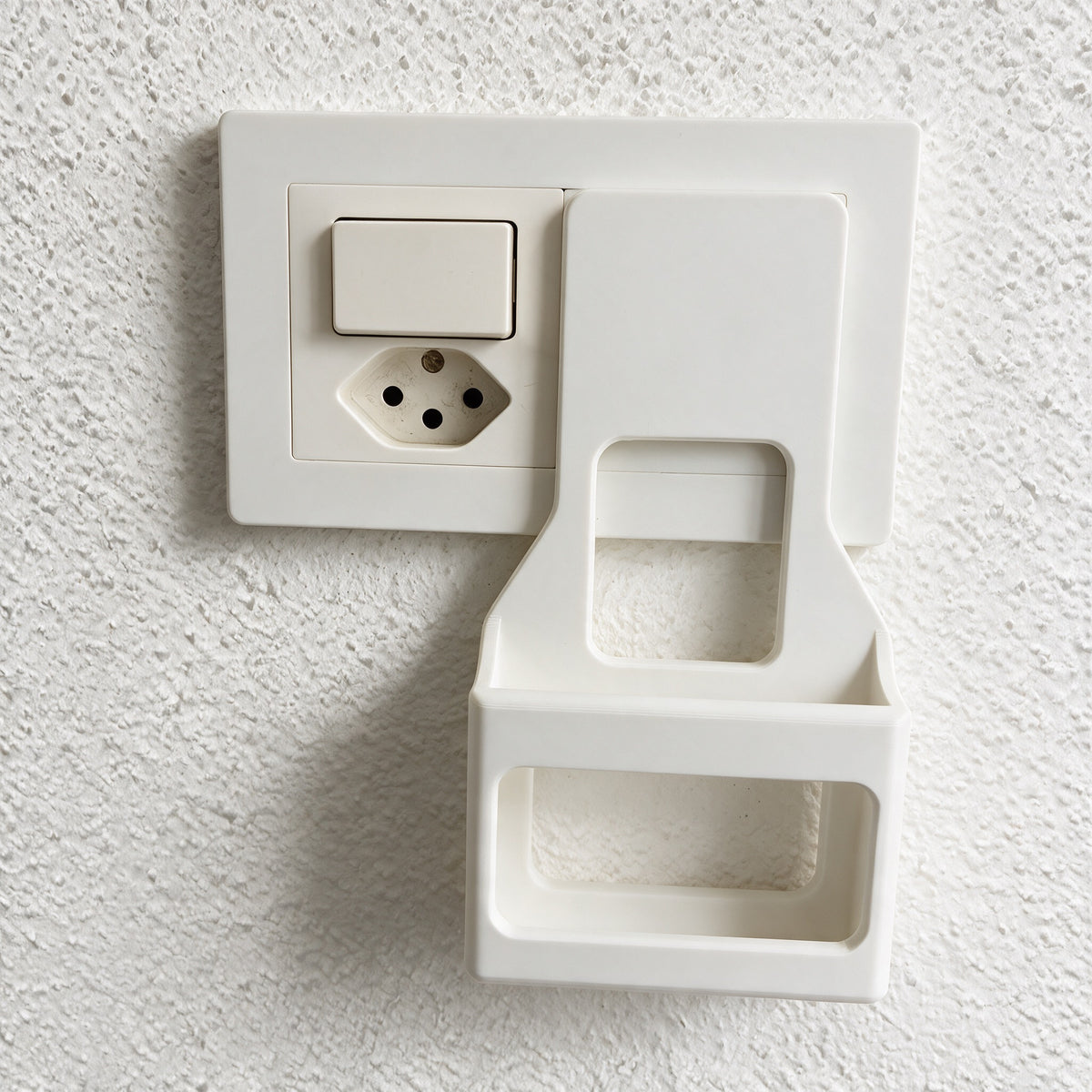 Mount One Phone Dock montiert an Schweizer Steckdosenabdeckung